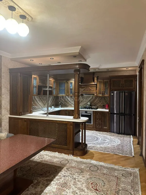 Satılır 6 otaqlı həyət evi 600 m²