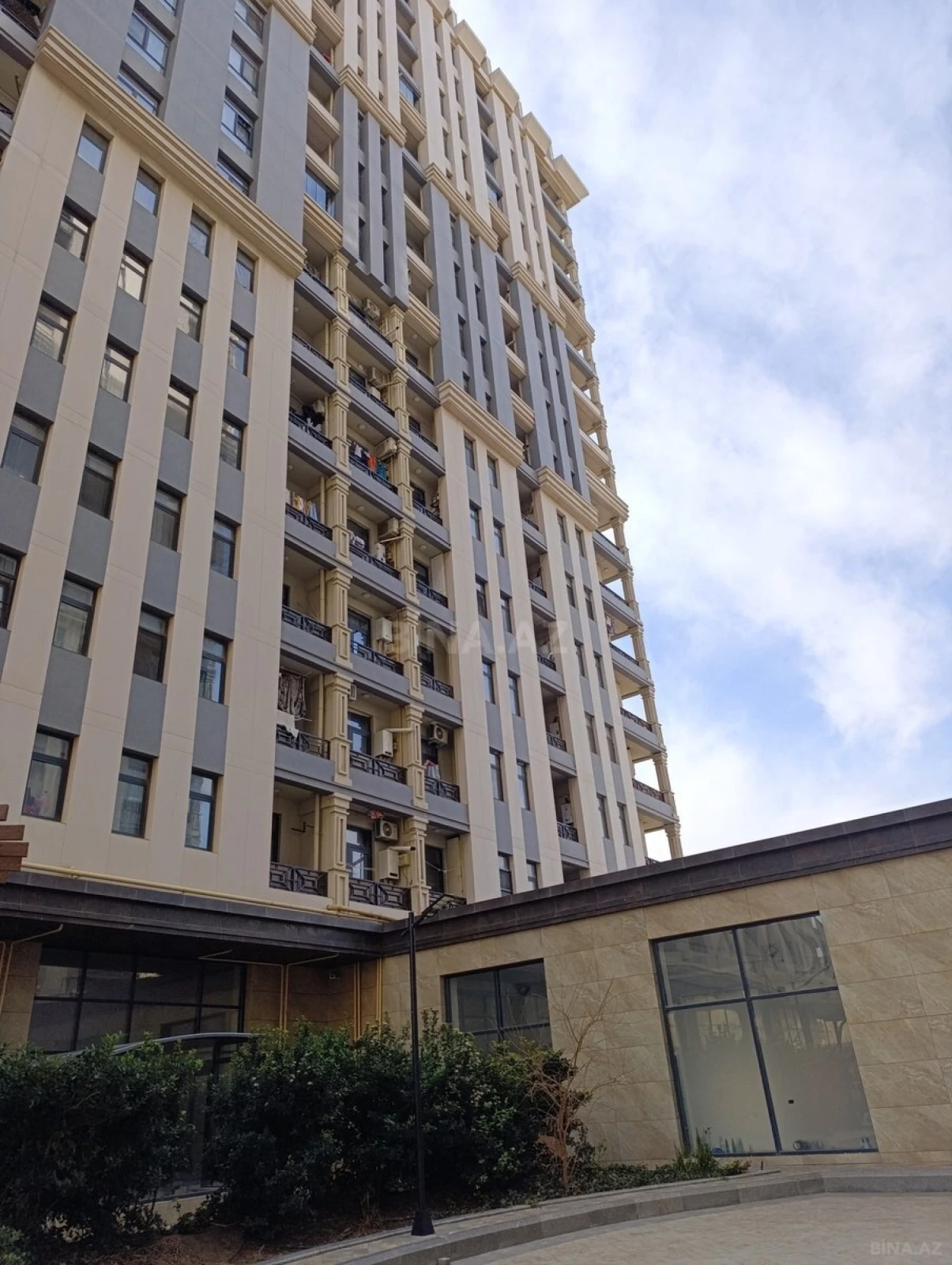 Satılır 4 otaqlı mənzil 125 m²