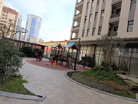 Satılır 4 otaqlı mənzil 125 m²