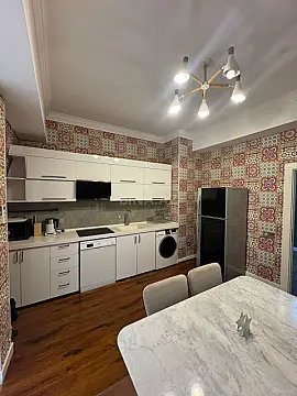 Kirayə verilir 4 otaqlı mənzil 144 m²