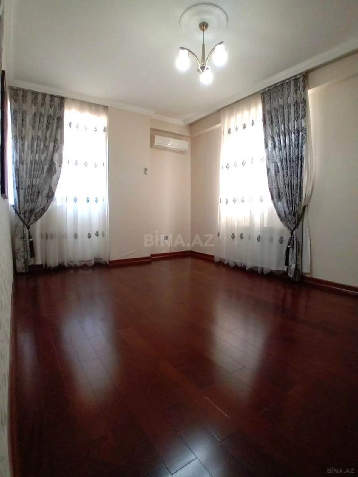 Satılır 3 otaqlı mənzil 118 m²
