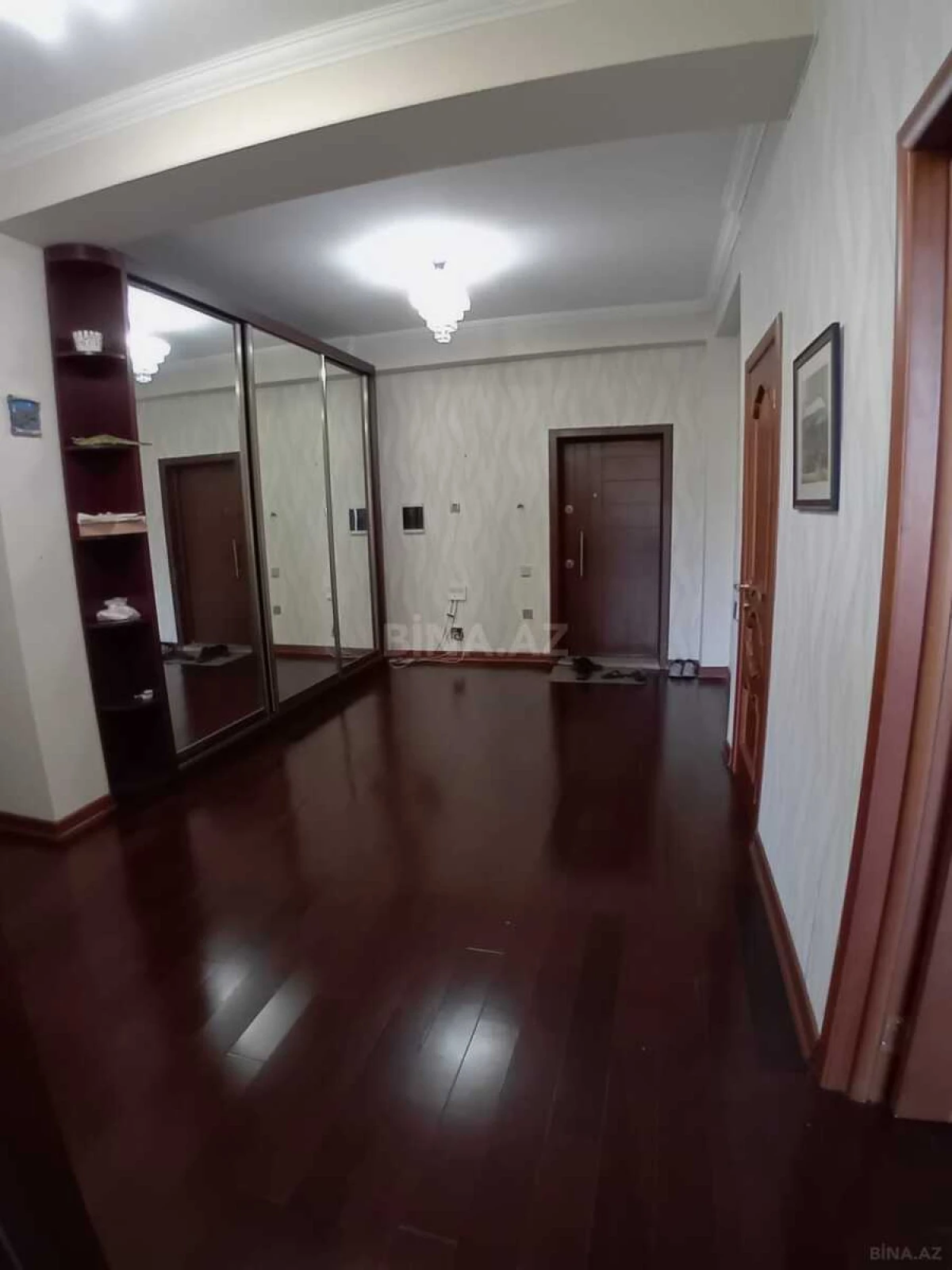 Satılır 3 otaqlı mənzil 118 m²