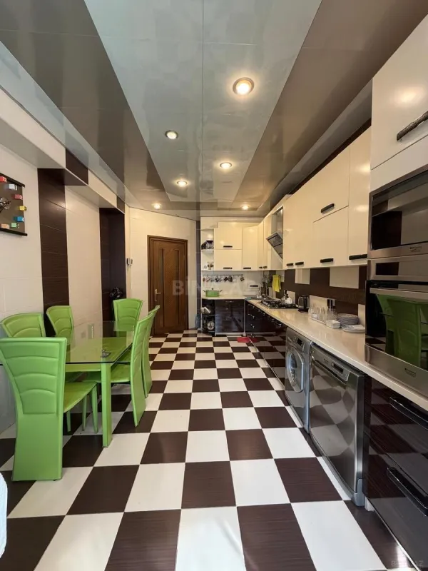 Kirayə verilir 2 otaqlı mənzil 94 m²