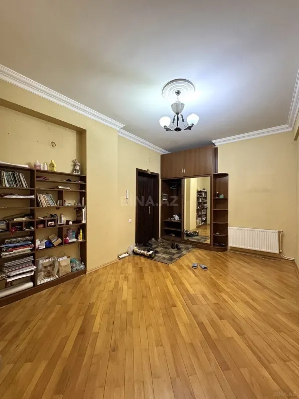 Satılır 3 otaqlı mənzil 122 m²