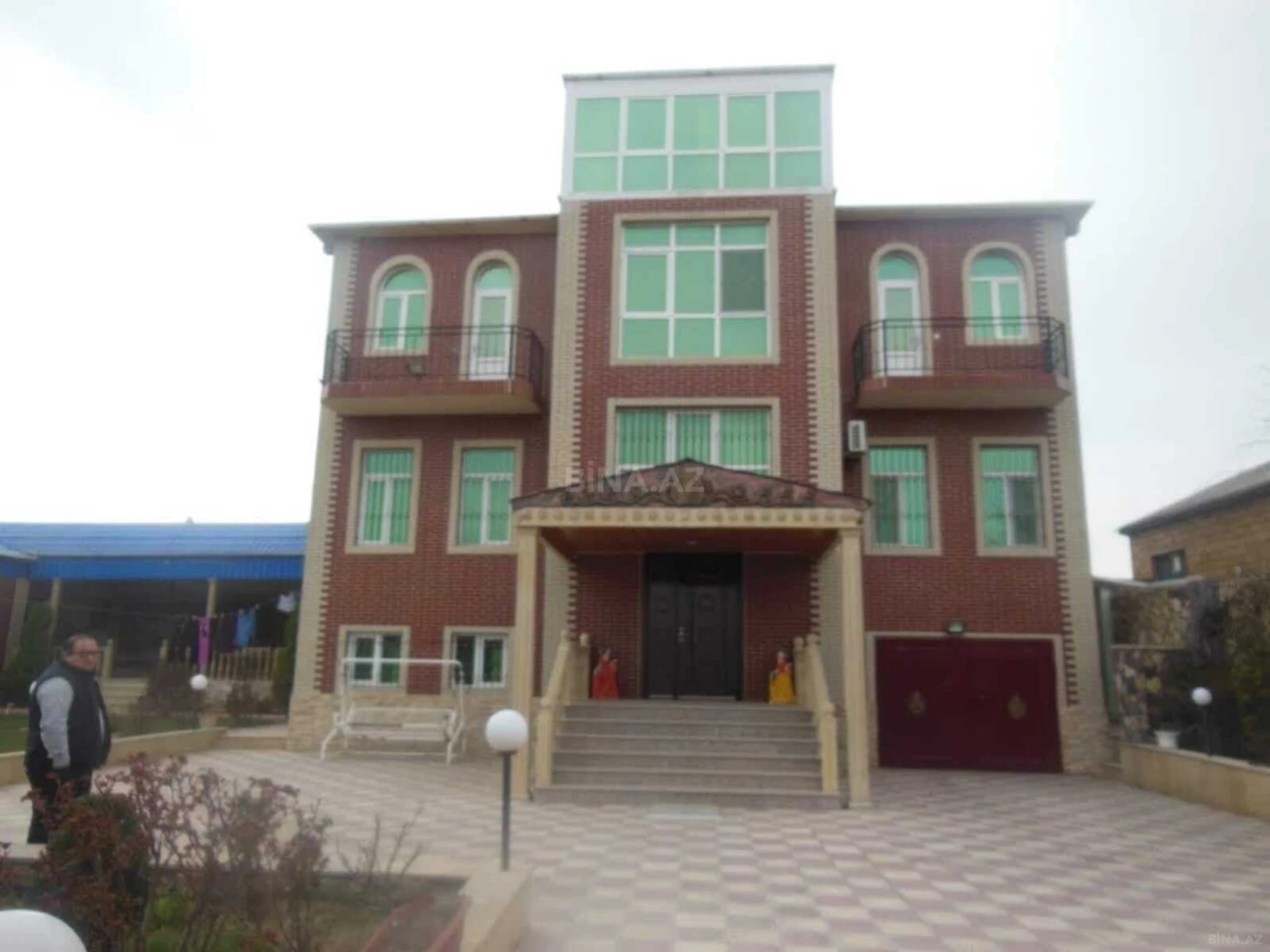 Satılır 6 otaqlı həyət evi 550 m²