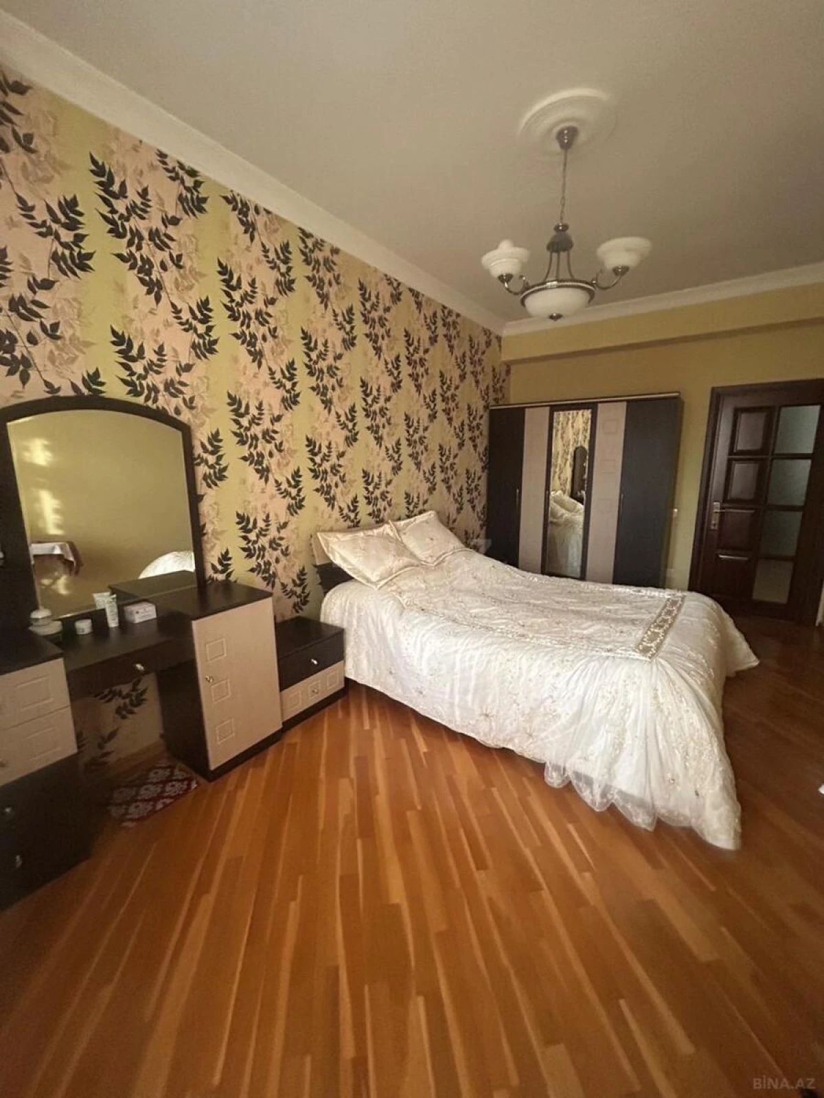 Satılır 3 otaqlı mənzil 134 m²