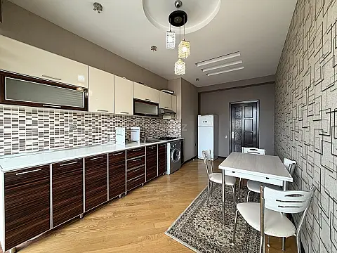 Kirayə verilir 3 otaqlı mənzil 130 m²