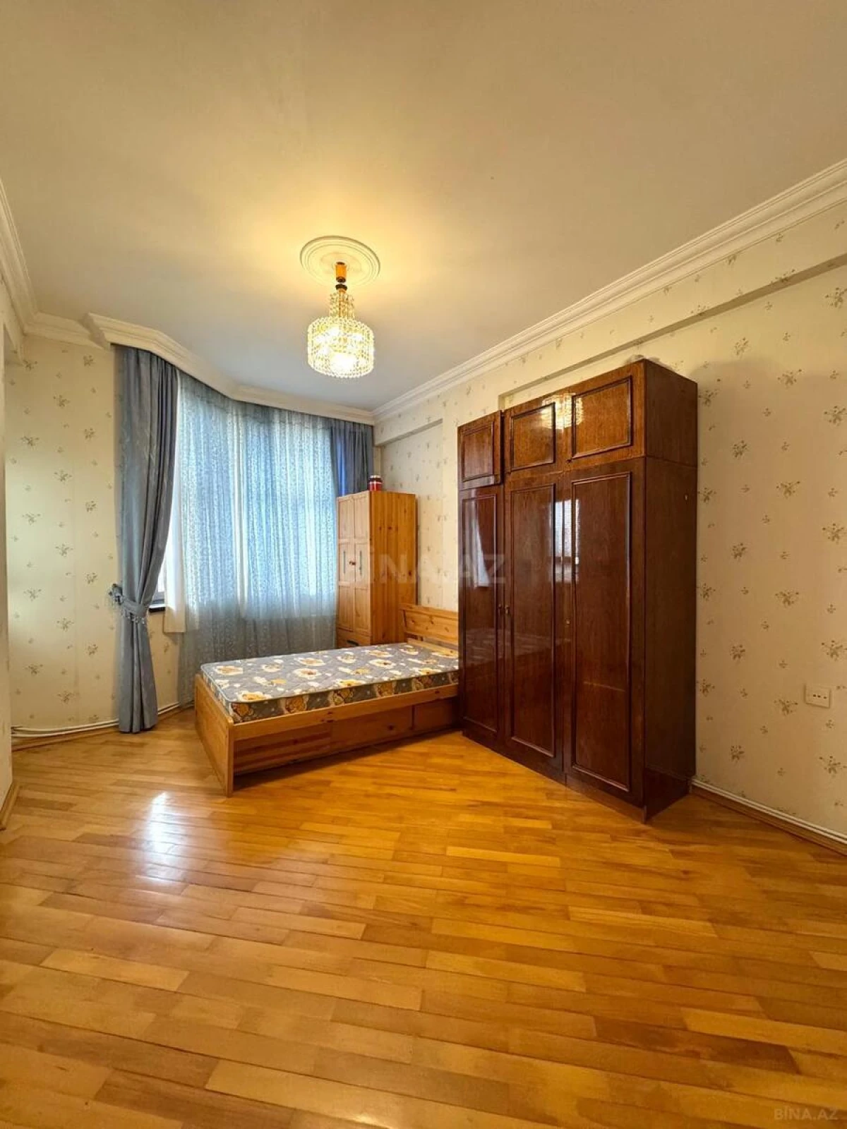 Satılır 3 otaqlı mənzil 121 m²