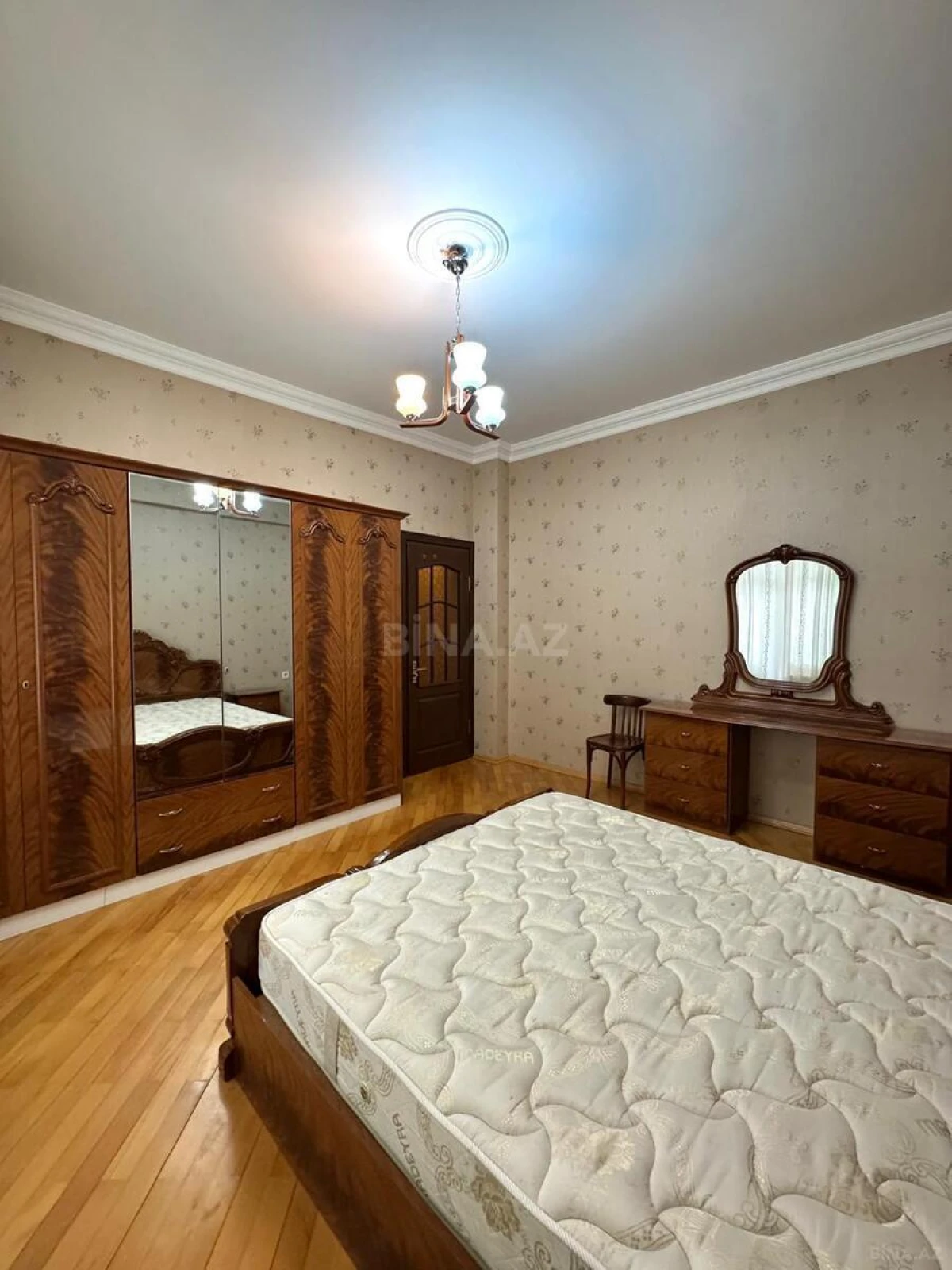 Satılır 3 otaqlı mənzil 121 m²