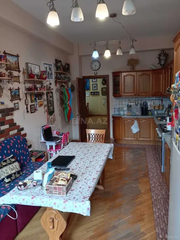 Satılır 4 otaqlı mənzil 155 m²