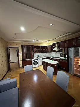 Kirayə verilir 4 otaqlı mənzil 200 m²