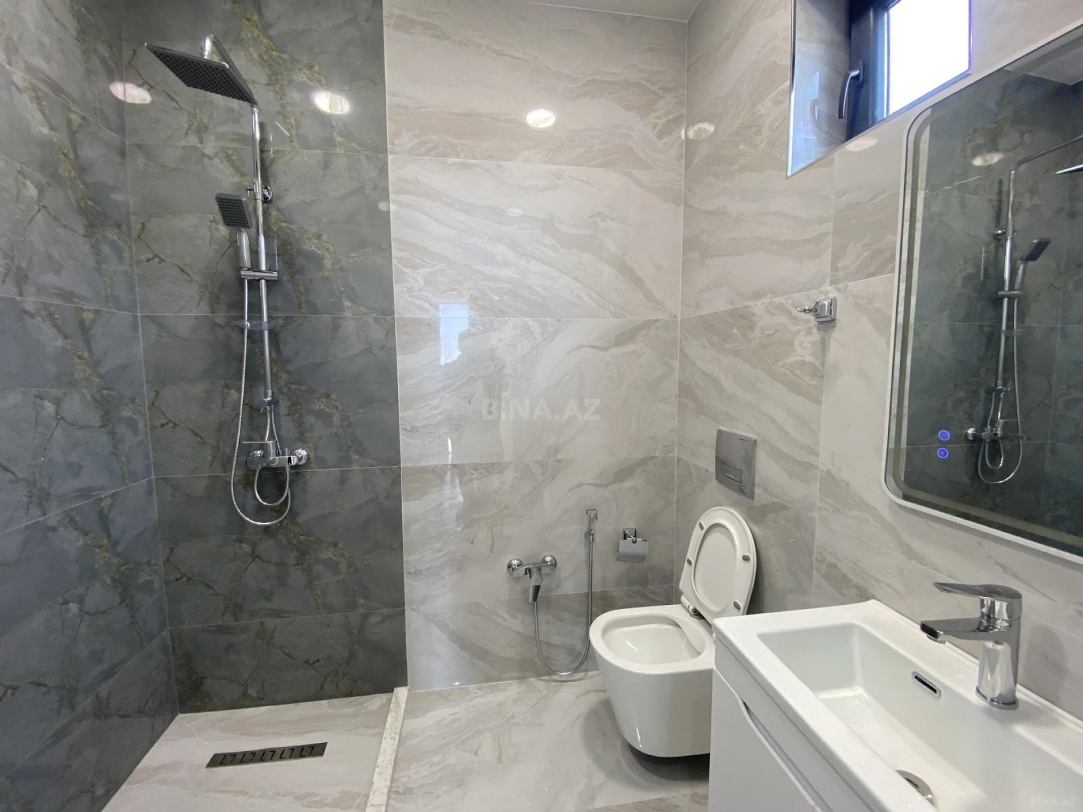 Satılır 4 otaqlı həyət evi 300 m²