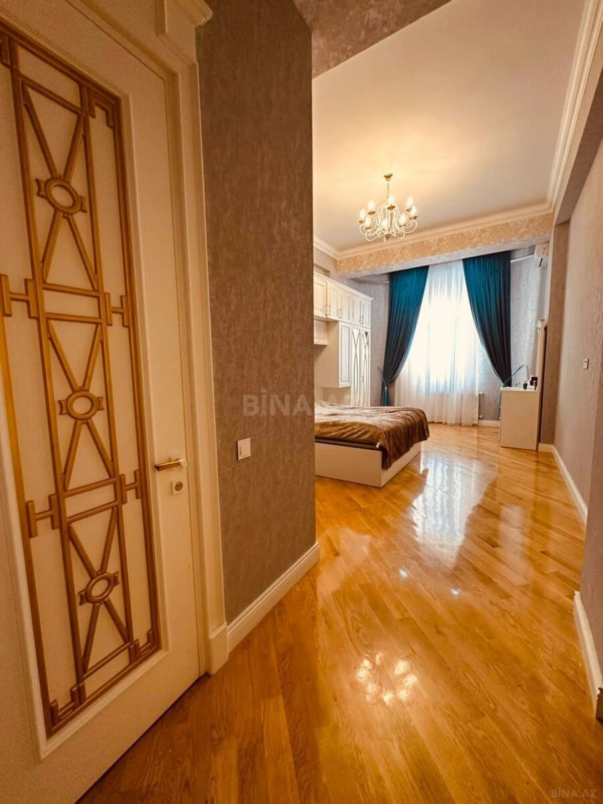 Satılır 4 otaqlı mənzil 210.5 m²
