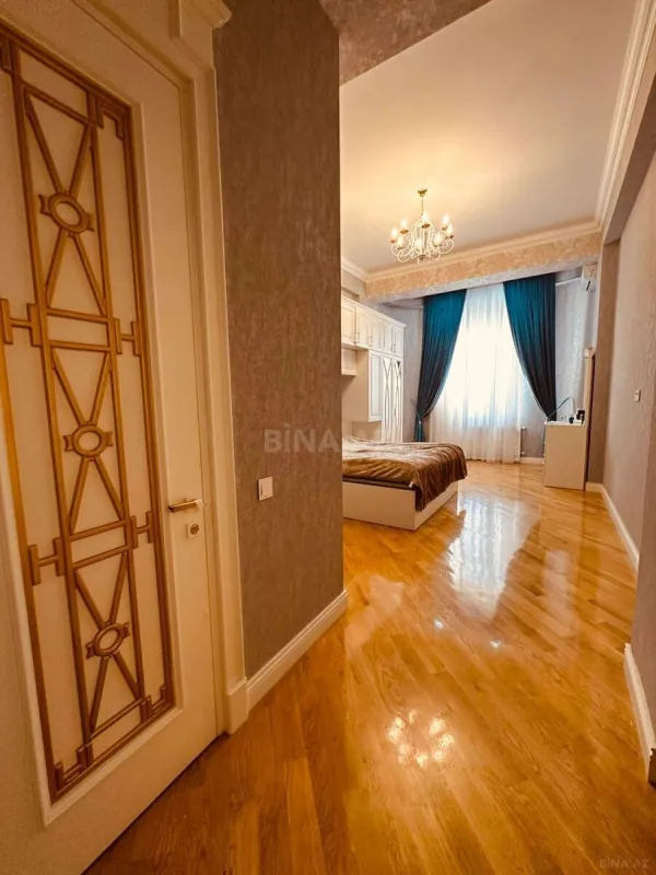 Satılır 4 otaqlı mənzil 210.5 m²