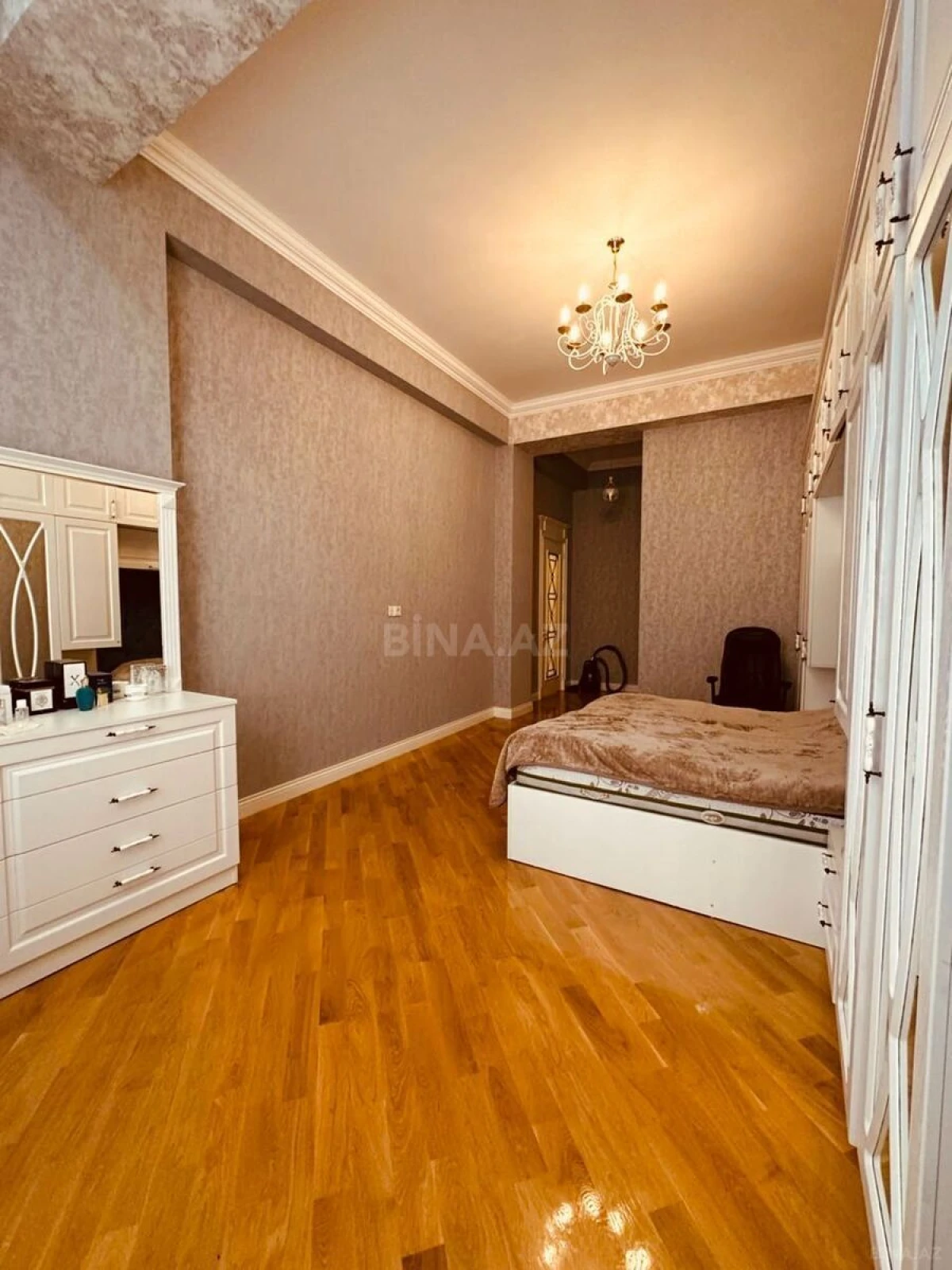 Satılır 4 otaqlı mənzil 210.5 m²