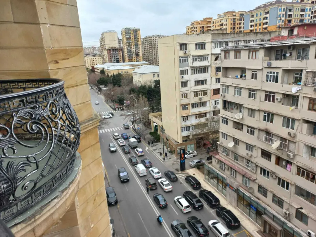 Satılır 4 otaqlı mənzil 210.5 m²