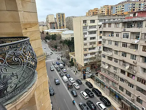 Satılır 4 otaqlı mənzil 210.5 m²