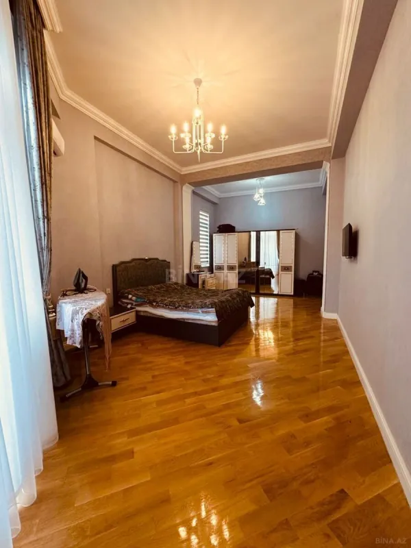 Satılır 4 otaqlı mənzil 210.5 m²
