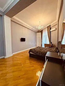 Satılır 4 otaqlı mənzil 210.5 m²