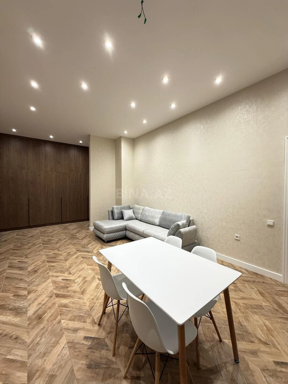Kirayə verilir 2 otaqlı mənzil 66 m²