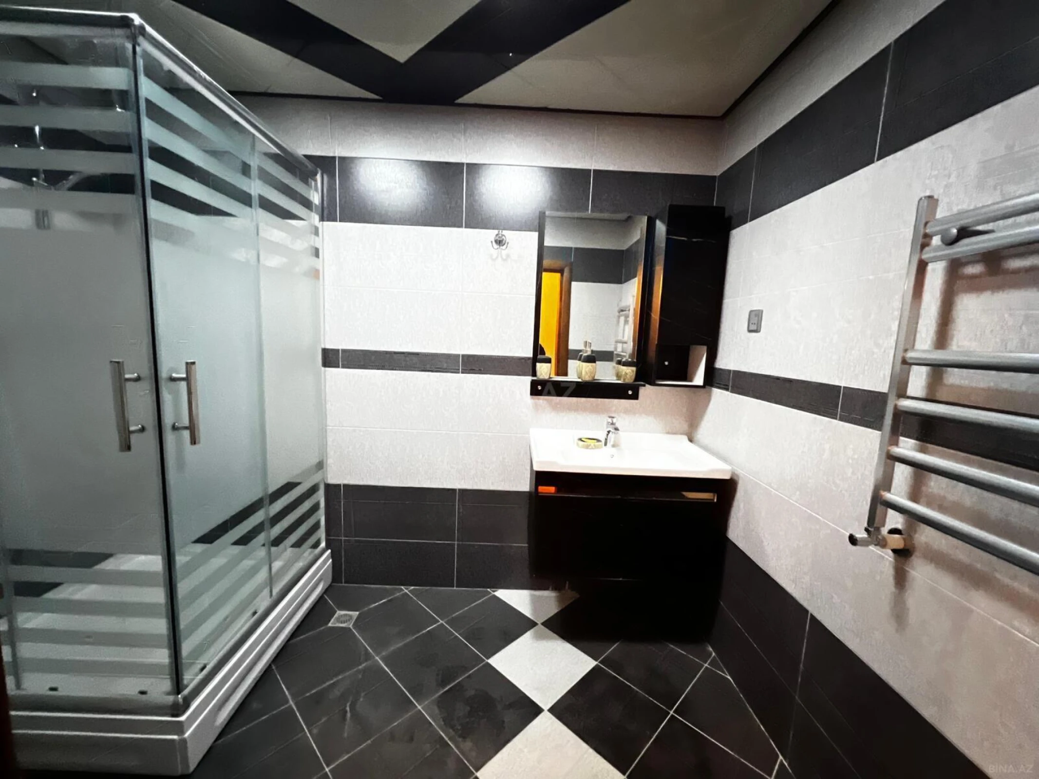 Satılır 3 otaqlı mənzil 134 m²