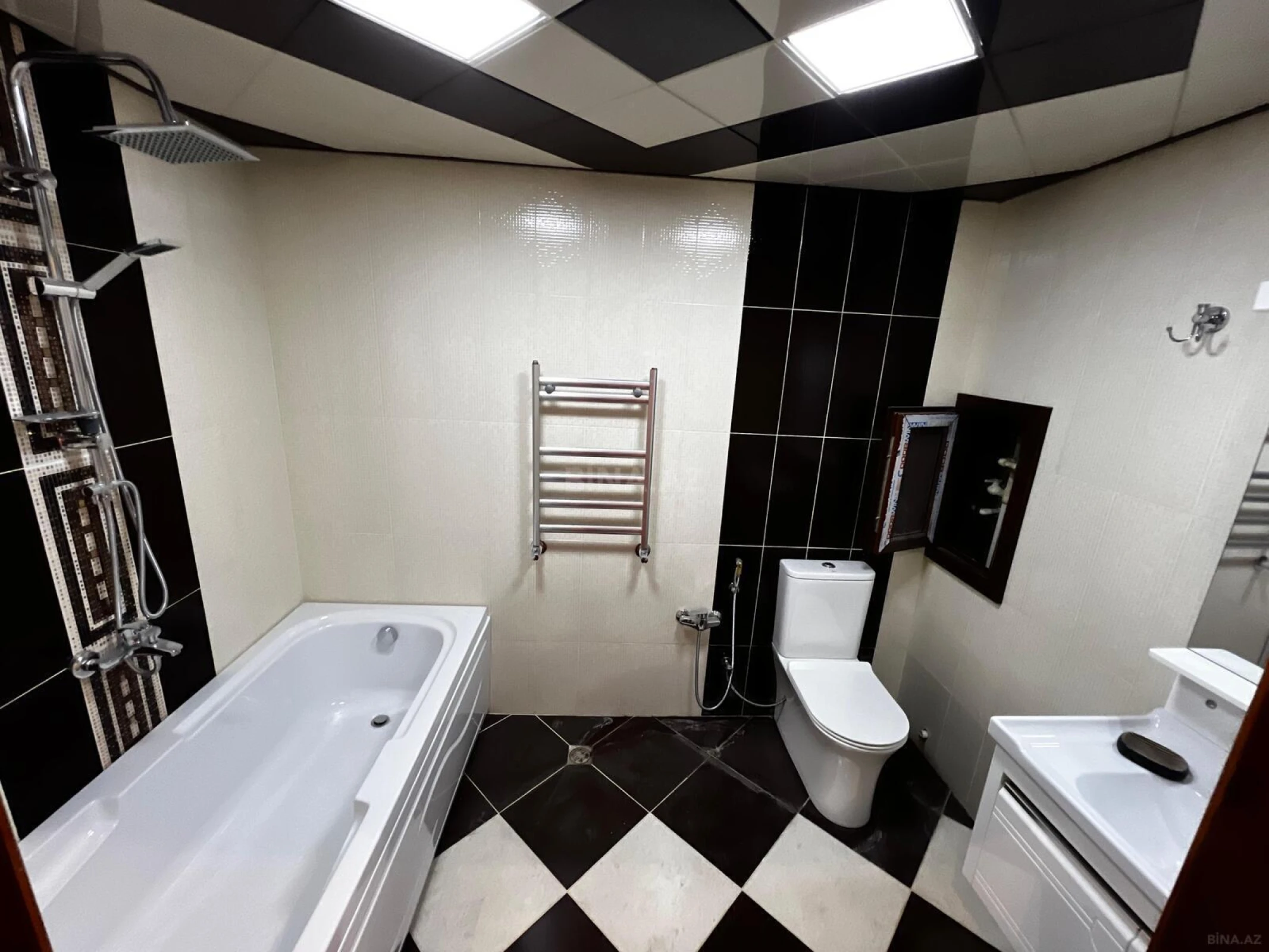 Satılır 3 otaqlı mənzil 134 m²