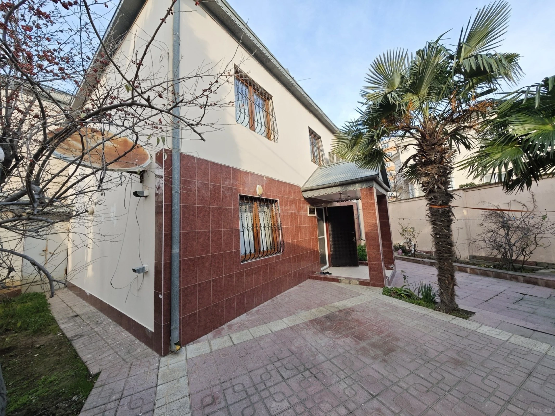 Satılır 5 otaqlı həyət evi 180 m²