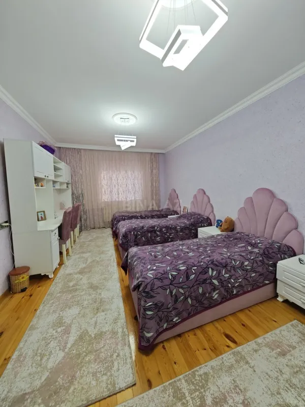 Satılır 5 otaqlı həyət evi 180 m²