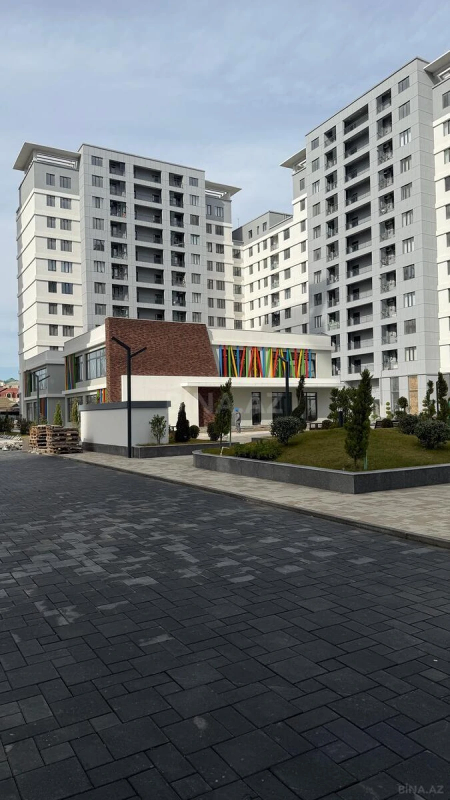 Satılır 4 otaqlı mənzil 151 m²