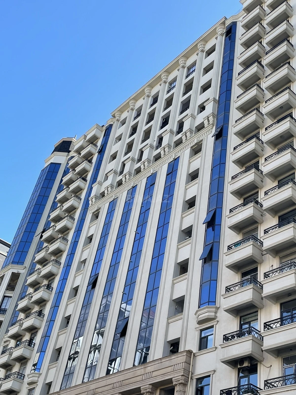 Satılır 4 otaqlı mənzil 242 m²