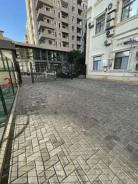 Satılır 4 otaqlı mənzil 242 m²