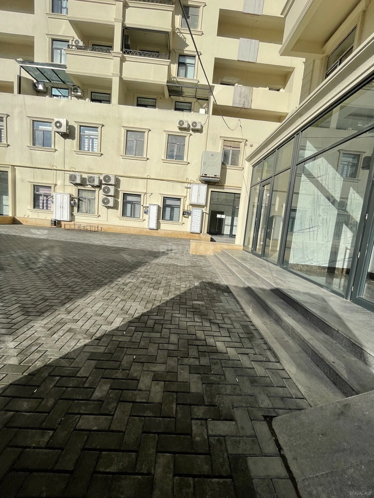 Satılır 4 otaqlı mənzil 242 m²