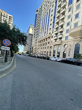 Satılır 4 otaqlı mənzil 242 m²