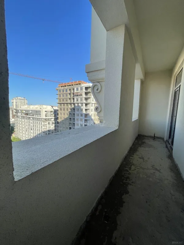 Satılır 4 otaqlı mənzil 242 m²