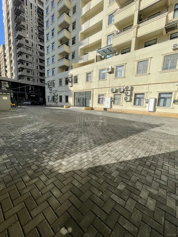 Satılır 4 otaqlı mənzil 242 m²