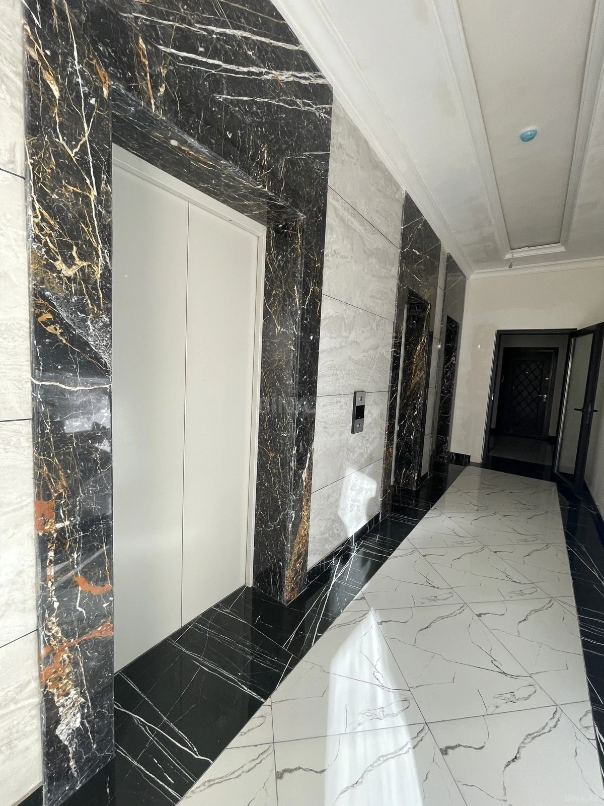 Satılır 4 otaqlı mənzil 242 m²