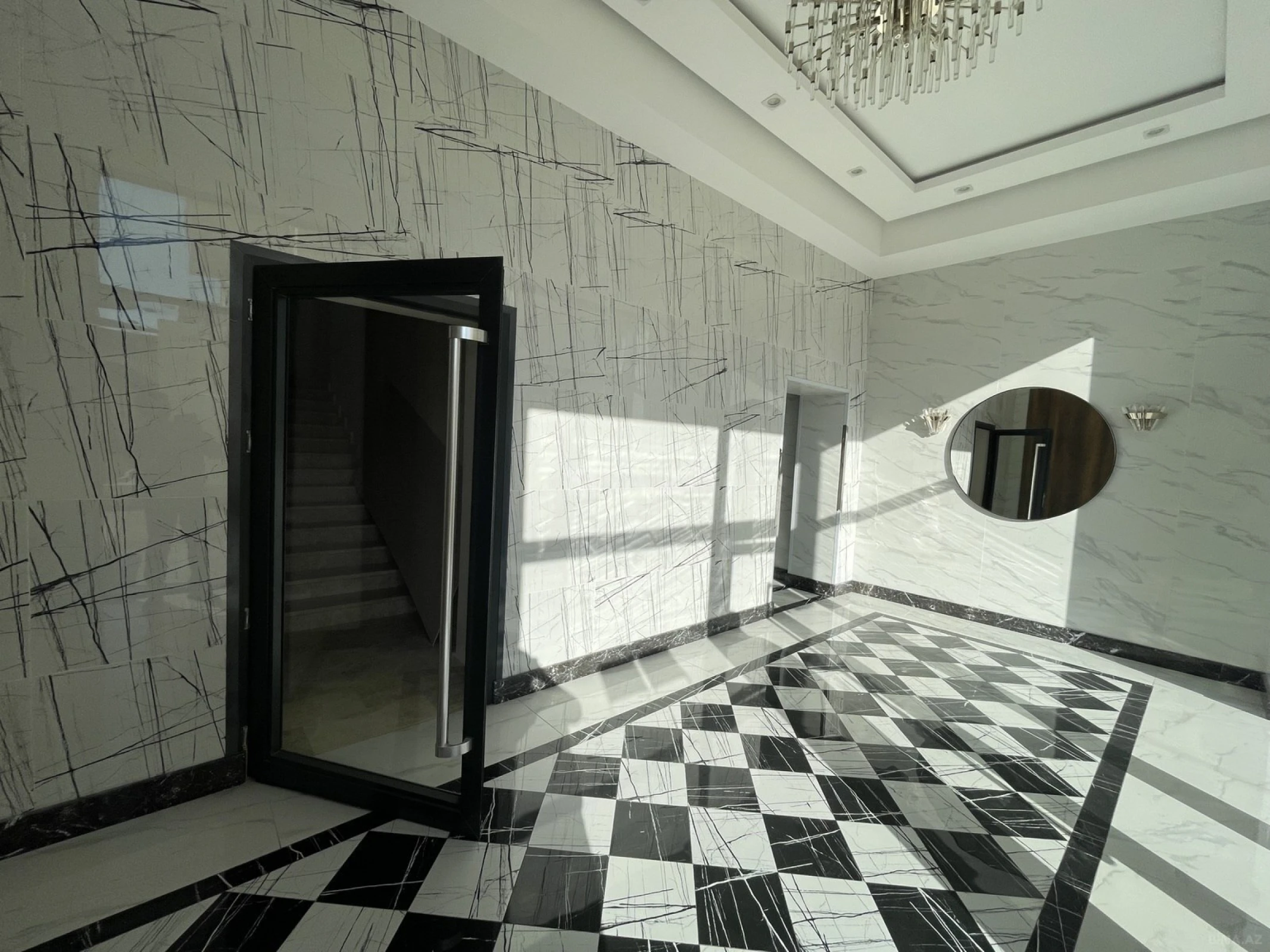 Satılır 4 otaqlı mənzil 242 m²