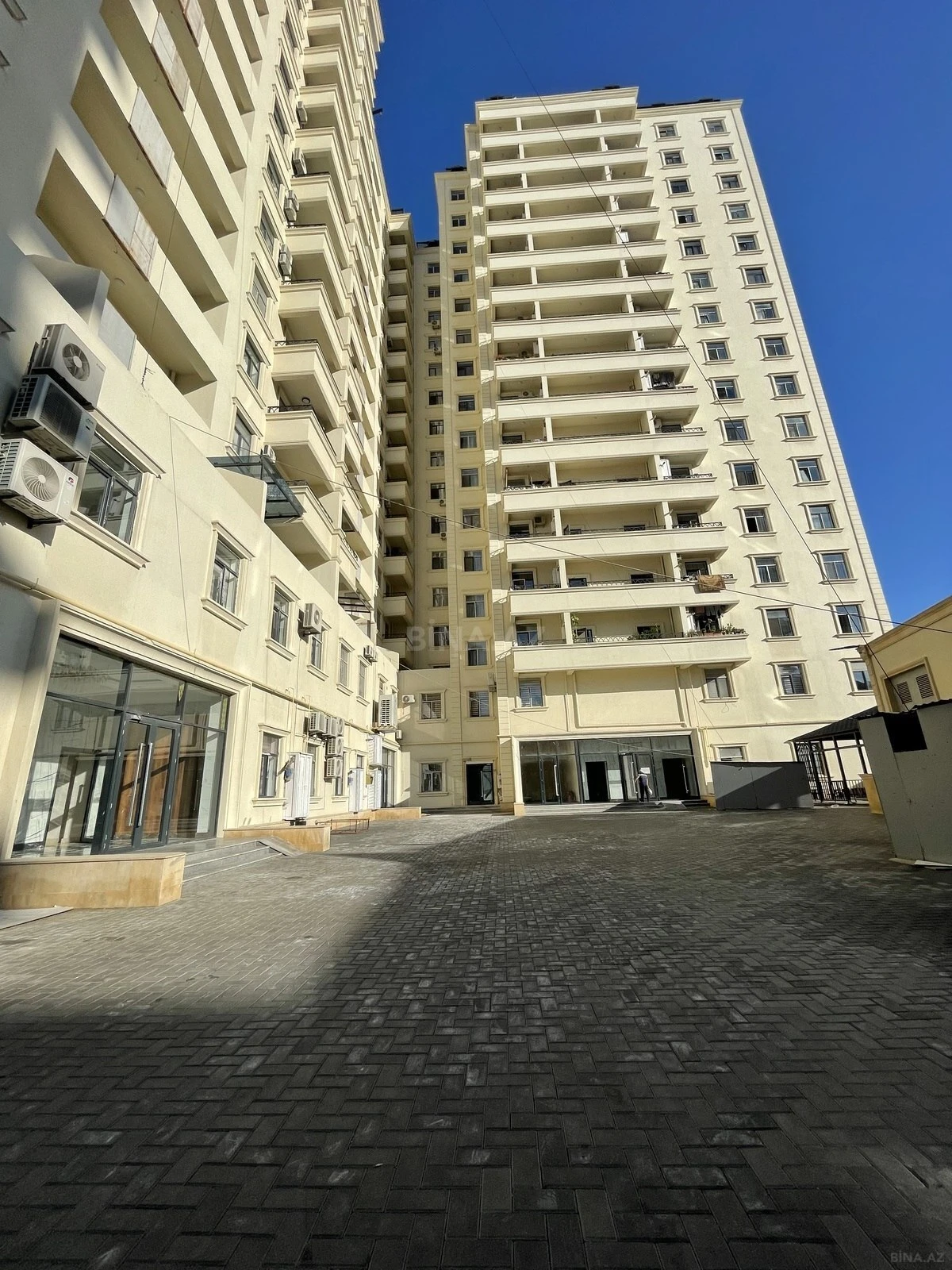 Satılır 4 otaqlı mənzil 242 m²