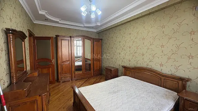 Satılır 3 otaqlı mənzil 122 m²