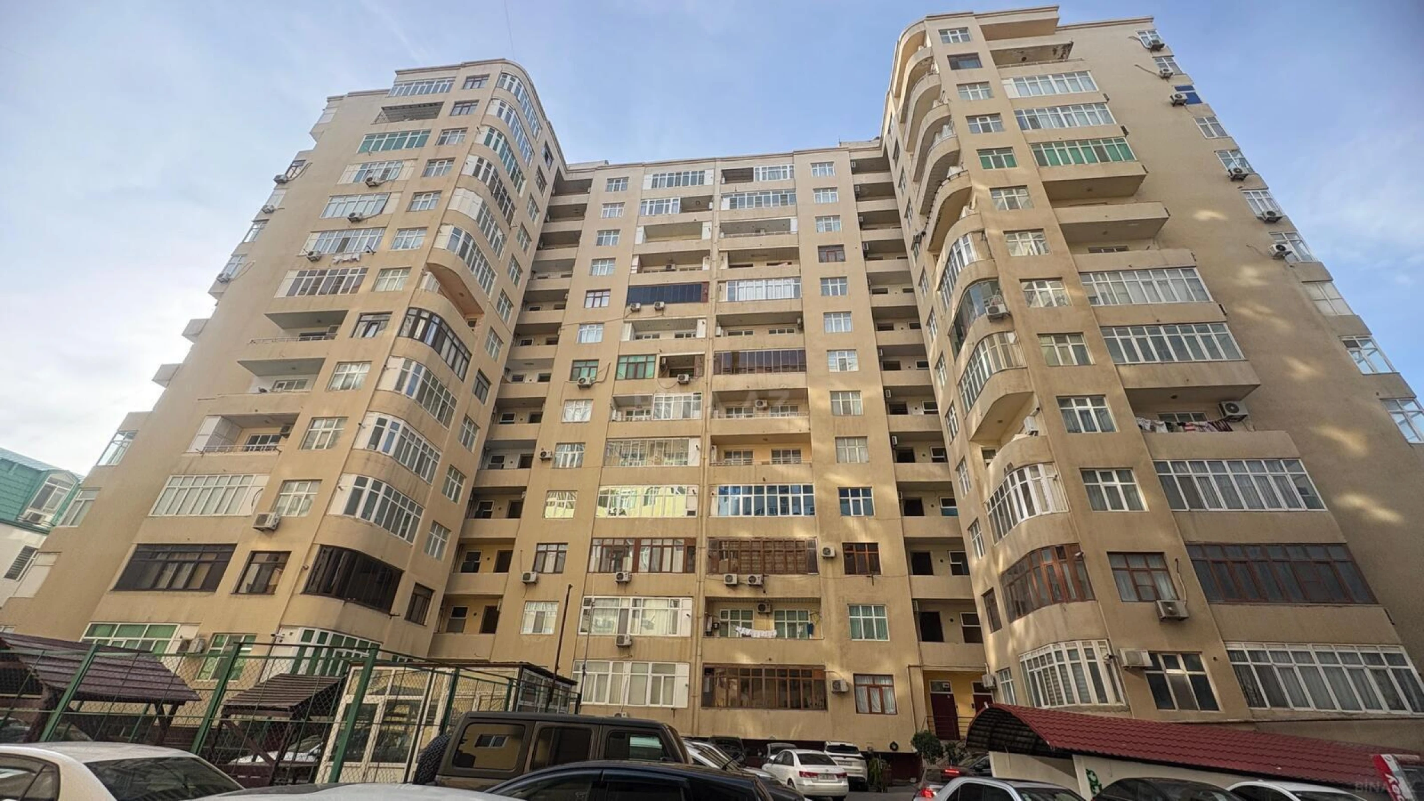 Satılır 3 otaqlı mənzil 122 m²