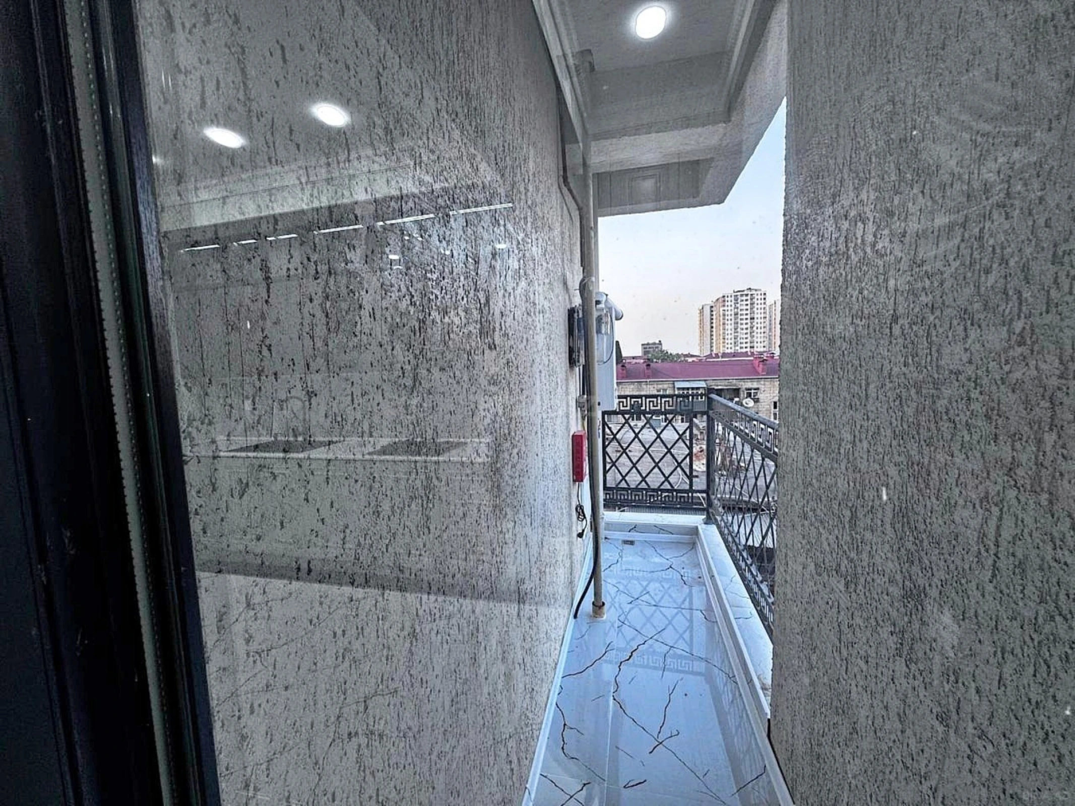 Satılır 2 otaqlı mənzil 77 m²