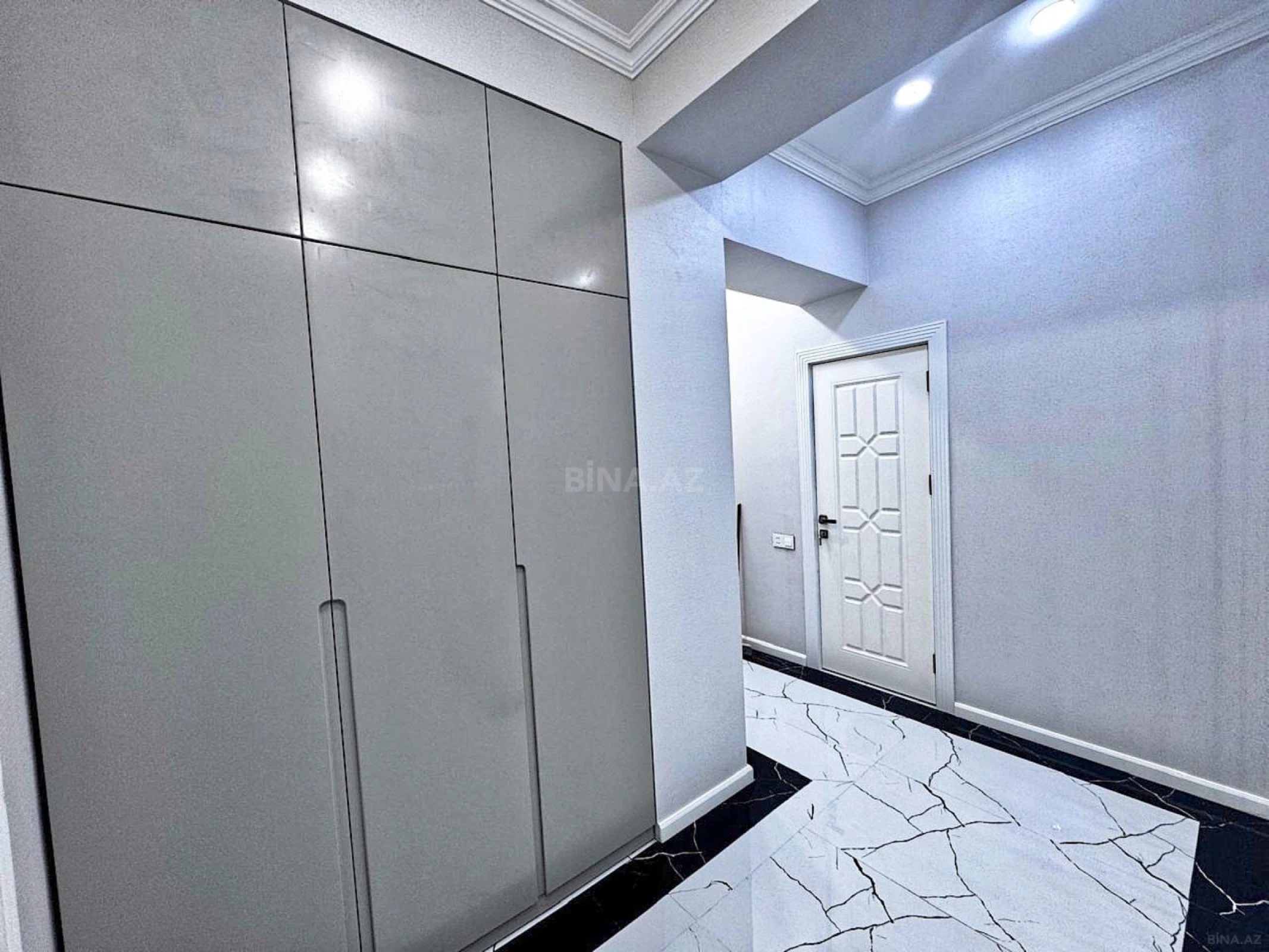 Satılır 2 otaqlı mənzil 77 m²