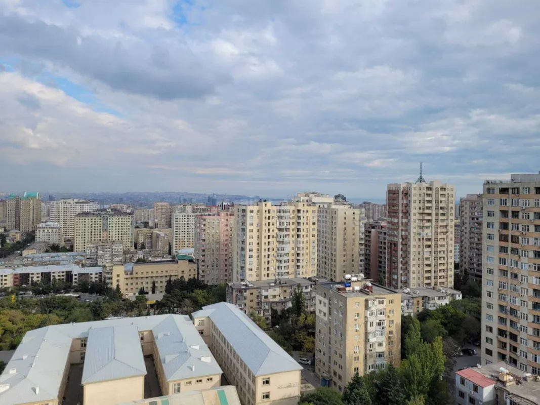 Satılır 4 otaqlı mənzil 176.5 m²