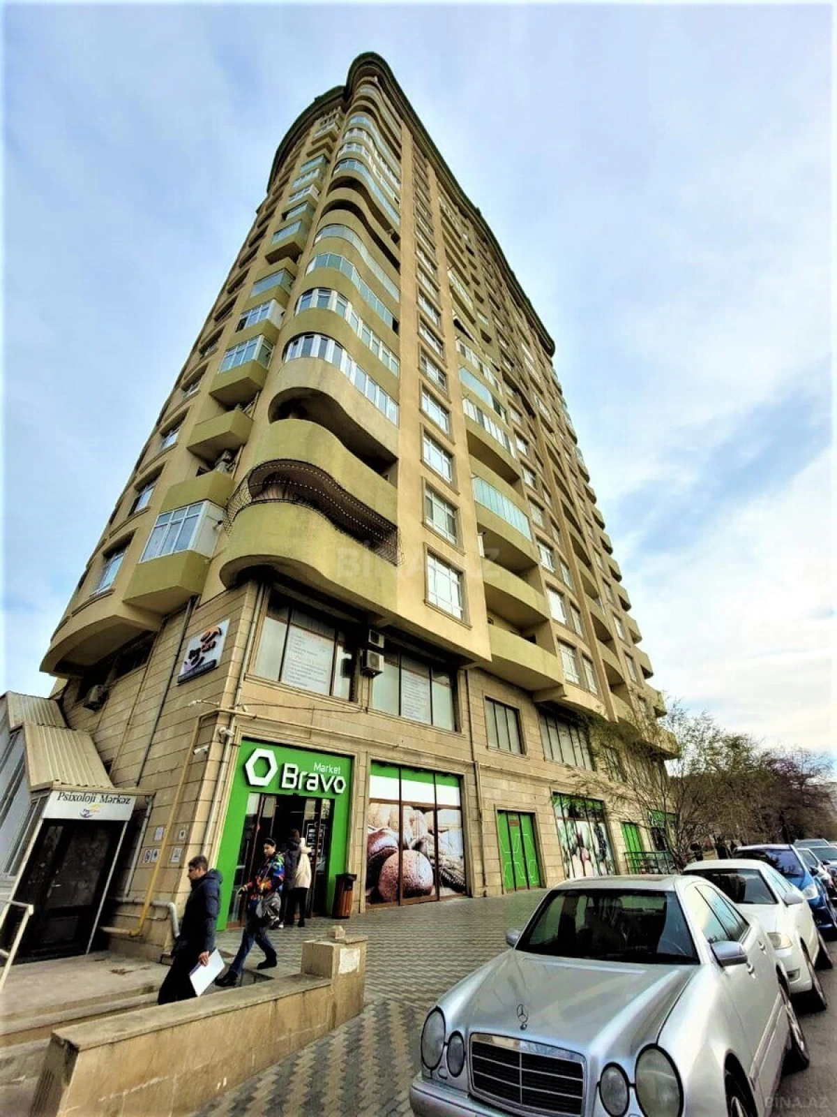 Satılır 4 otaqlı mənzil 176.5 m²