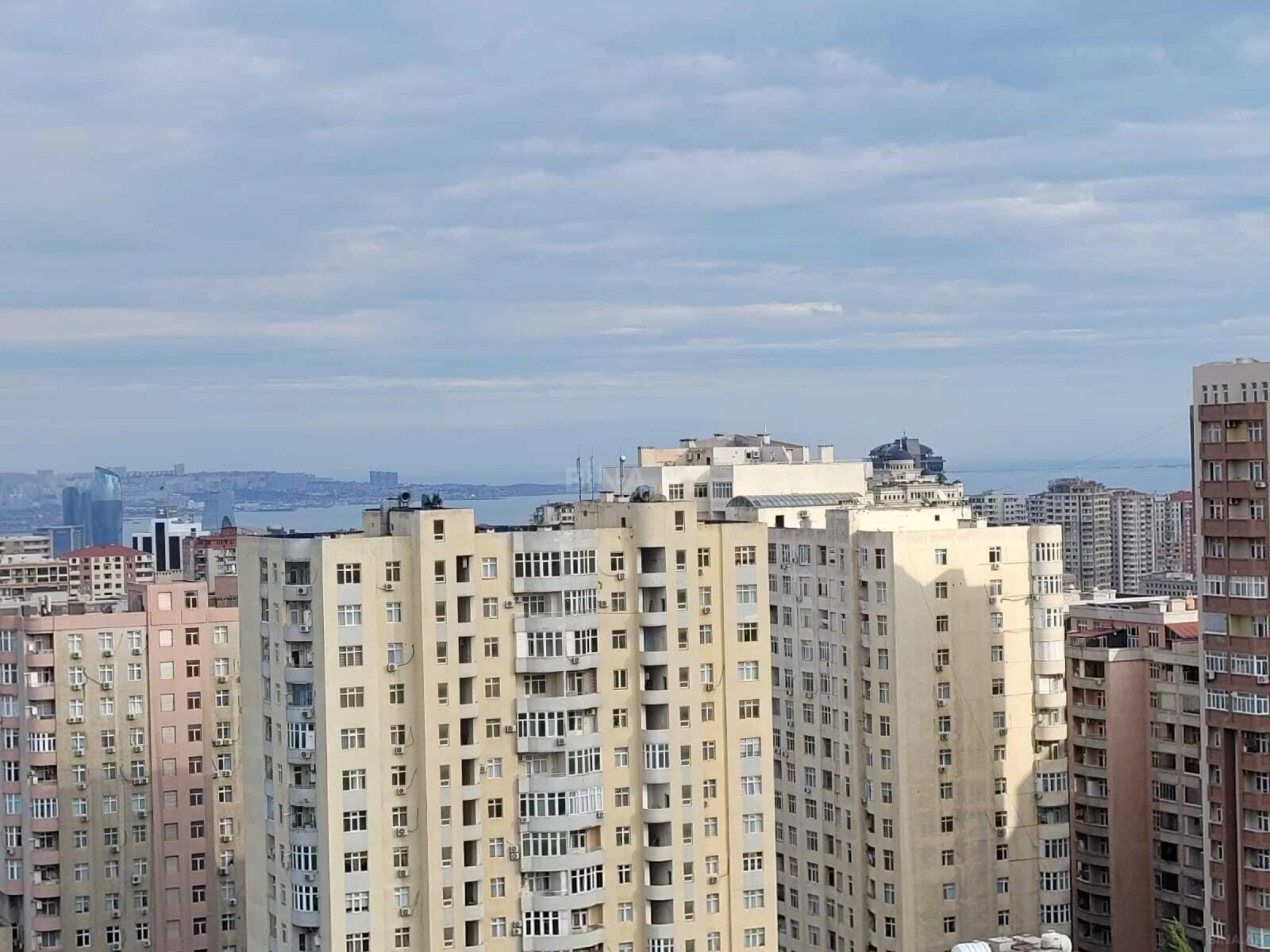 Satılır 4 otaqlı mənzil 176.5 m²