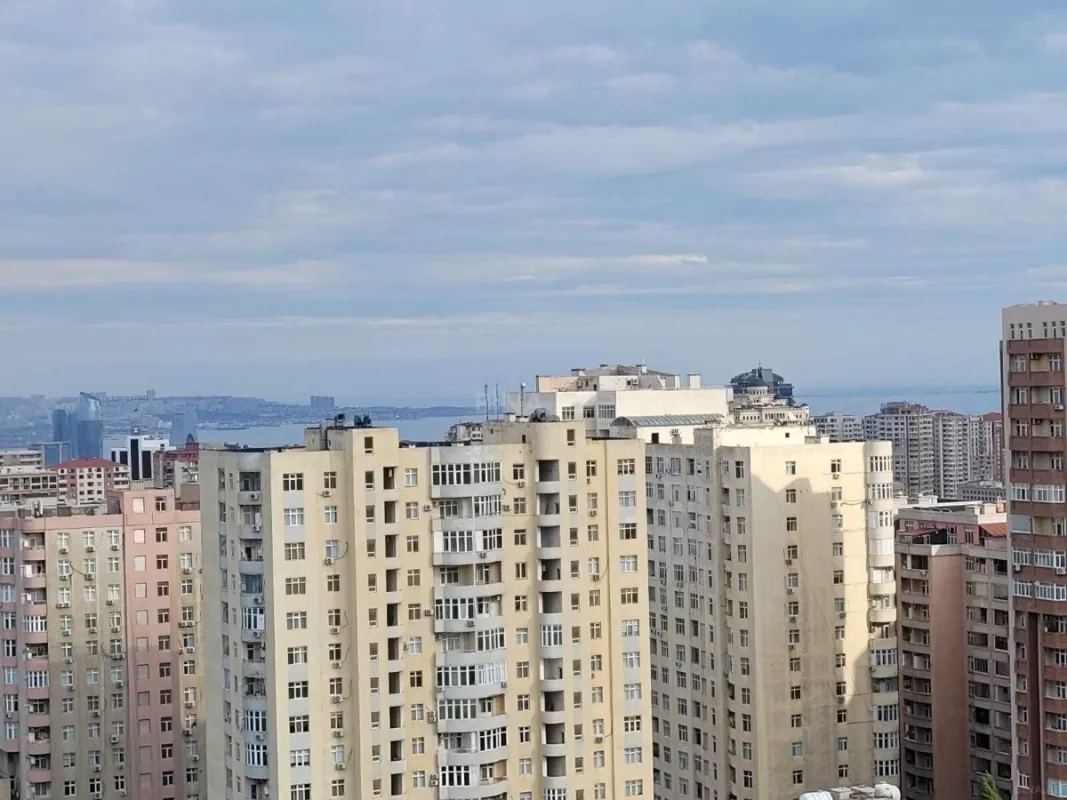 Satılır 4 otaqlı mənzil 176.5 m²