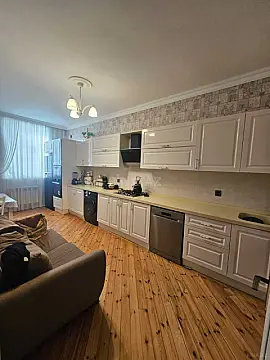 Satılır 6 otaqlı həyət evi 200 m²