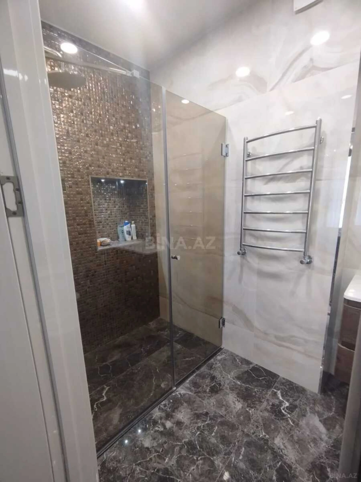 Kirayə verilir 4 otaqlı mənzil 210 m²