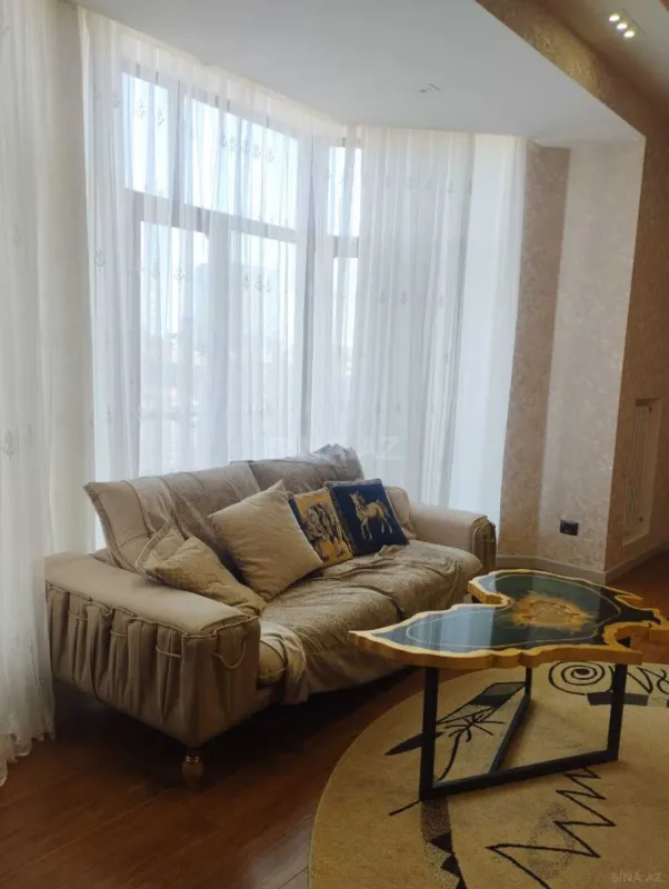 Kirayə verilir 4 otaqlı mənzil 210 m²