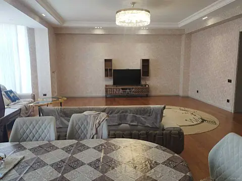Kirayə verilir 4 otaqlı mənzil 210 m²